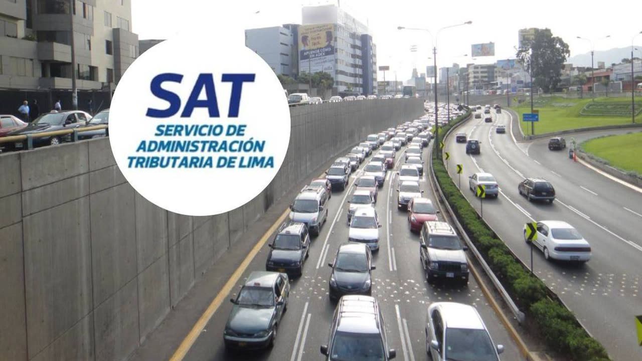 Tráfico en una vía expresa de Lima con el logotipo del SAT sobrepuesto