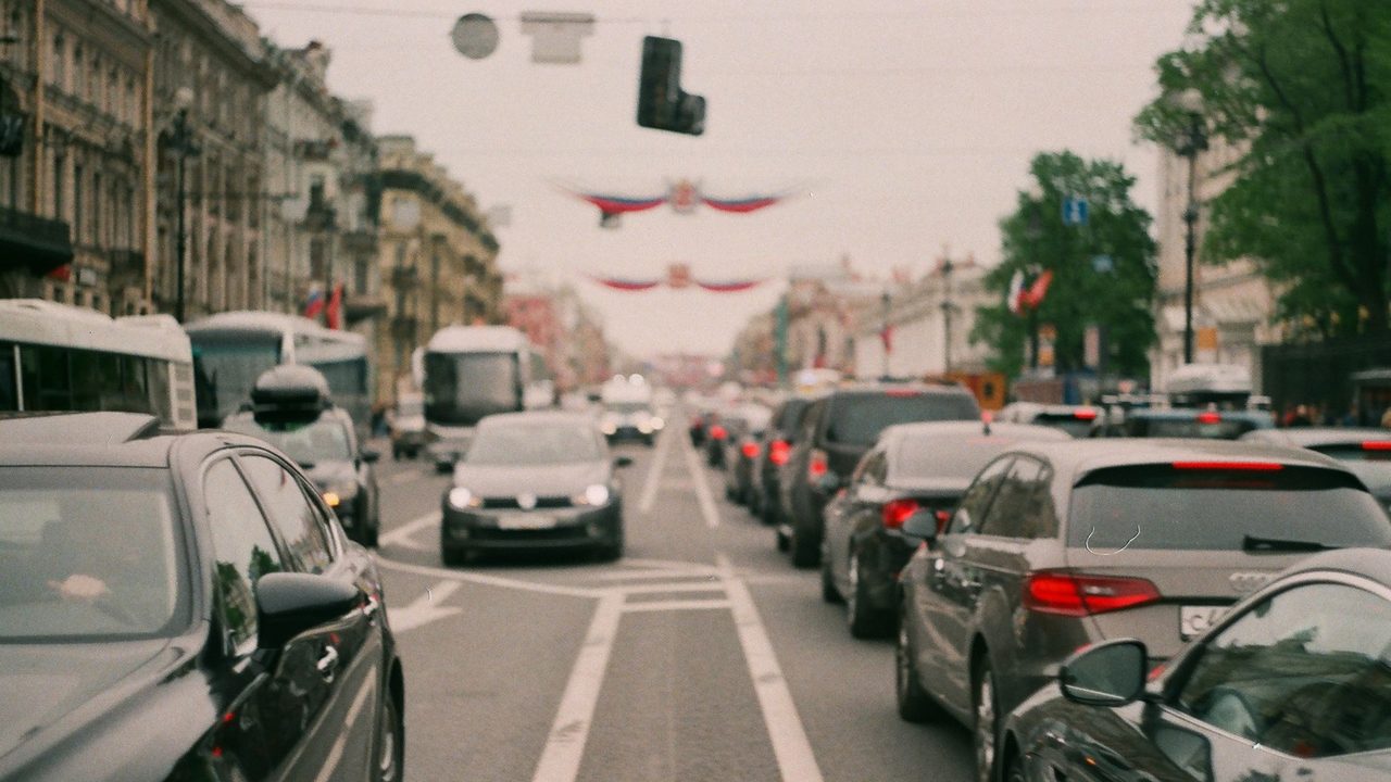Avenida congestionada con filas de autos detenidos entre carriles