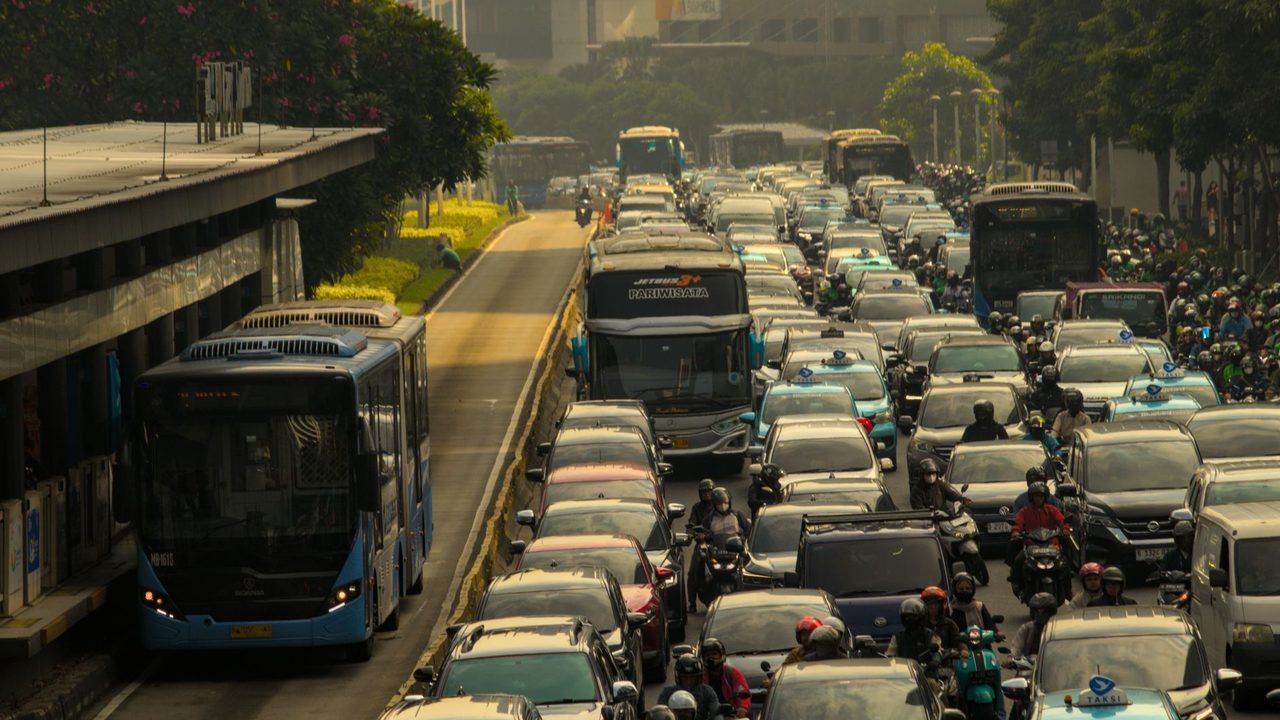Congestión de buses, autos y mototaxis en una avenida